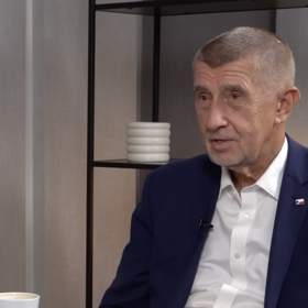 Premiér Andrej Babiš po dnešním jednání vlády oznámil, že delegaci do Ankary povede sám.