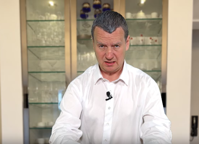 Donutil ho k tomu Petr Jablonský jako Andrej Babiš.