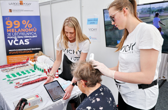Spolu proti melanomu poprvé v Praze. Na náměstí Míru si nechalo vyšetřit znaménka 446 lidí