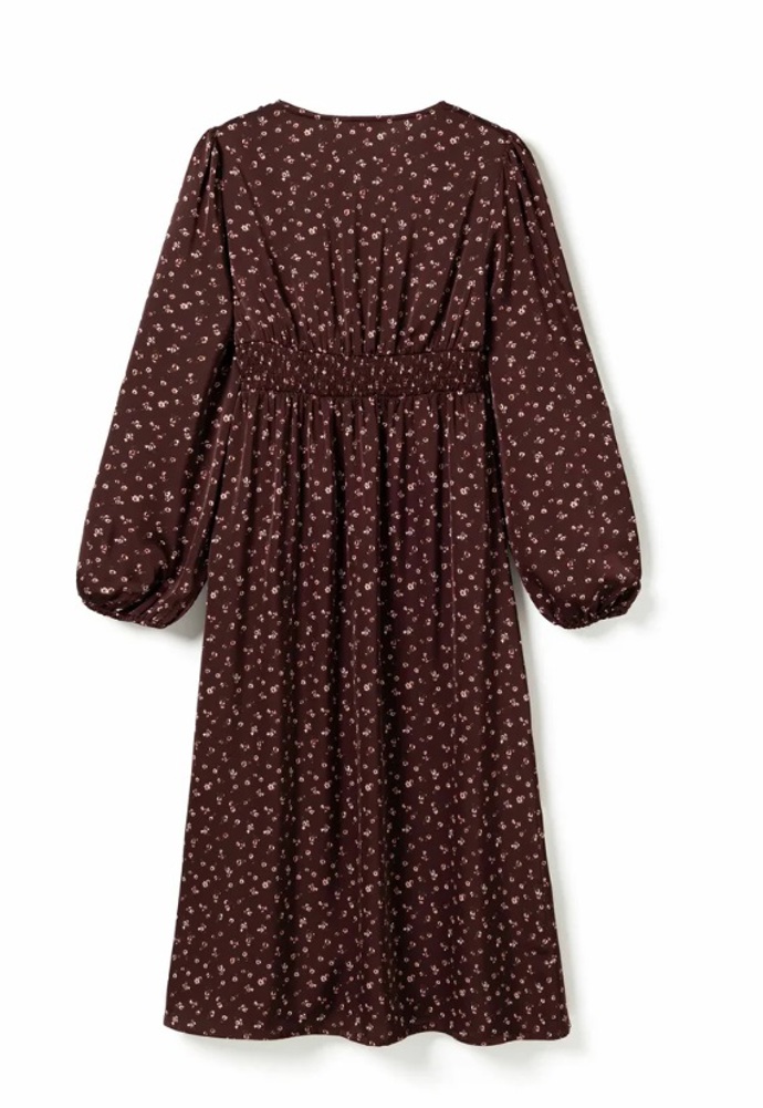 Letní outfity pro ženy 50 + podle slavných osobností: Zjistěte, co nejraději nosí Julia Roberts nebo Salma Hayek