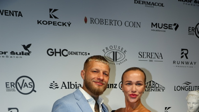 FOTO: Slováková s Roušalem na módní přehlídce.