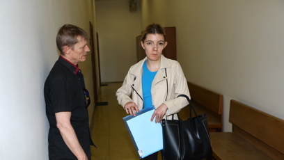 FOTO: Adéla Pulcová známá jako Shopaholicadel dorazila k soudu s přítelem.