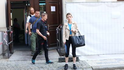 FOTO: Adéla Pulcová známá jako Shopaholicadel odchází od soudu.