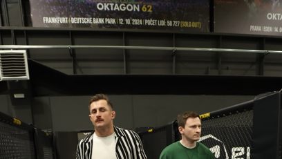 FOTO: Bratři přichází na tiskovku.