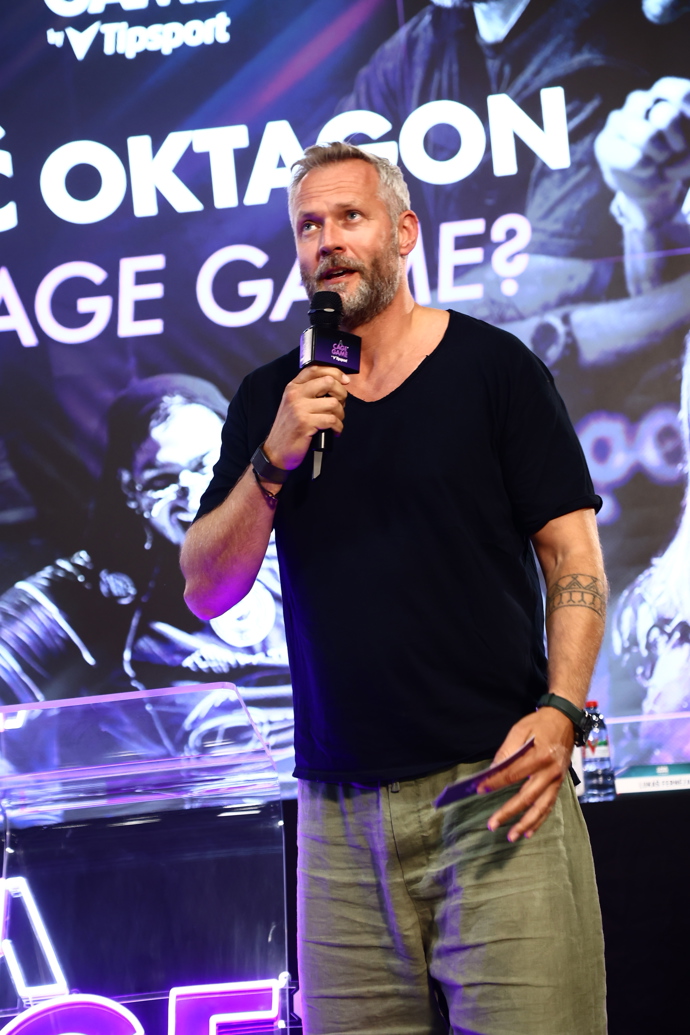 Ondřej Novotný na tiskové konferenci k projektu Cage Game.