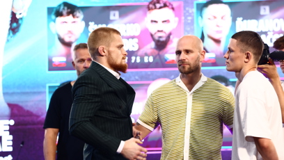 FOTO: Tradiční staredown bojovníků.