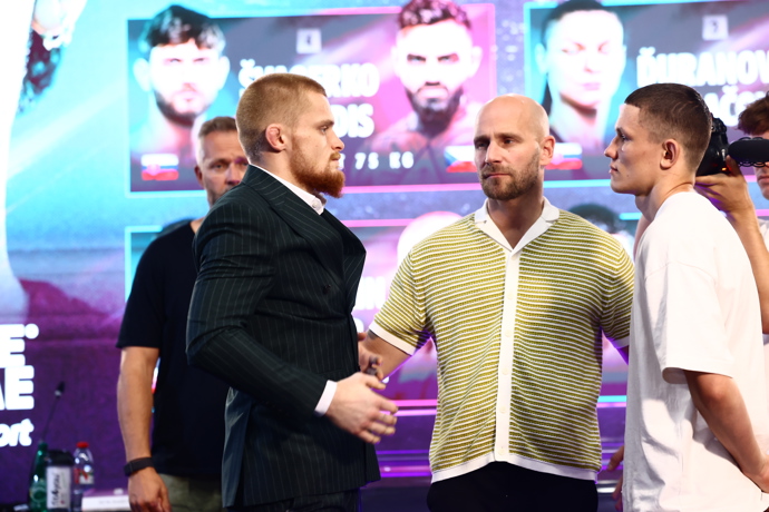 Tradiční staredown bojovníků.