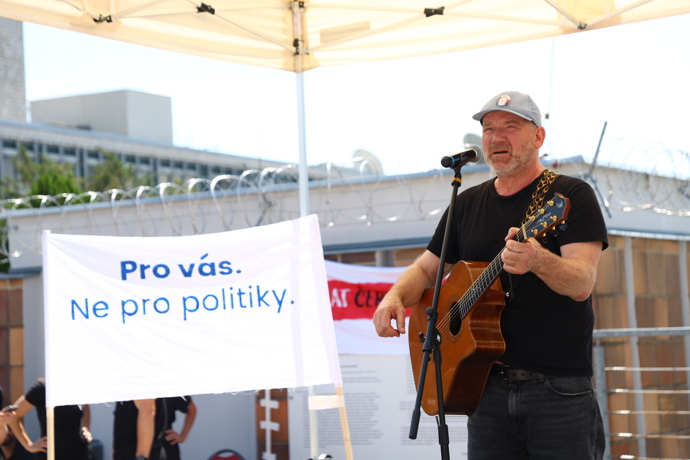 David Koller zpívá na protestu před ČT.