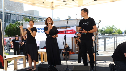 FOTO: Daniel Stach a Ester Janečková na stávce za ČT.