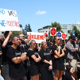 Protest před budovou ČT.