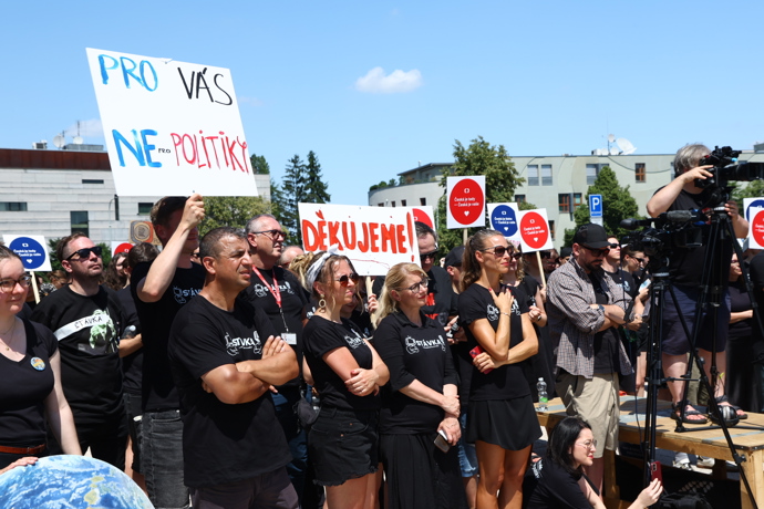 Protest před budovou ČT.