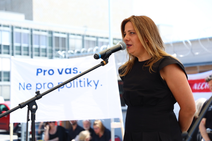 Aneta Langerová na protestu před ČT.