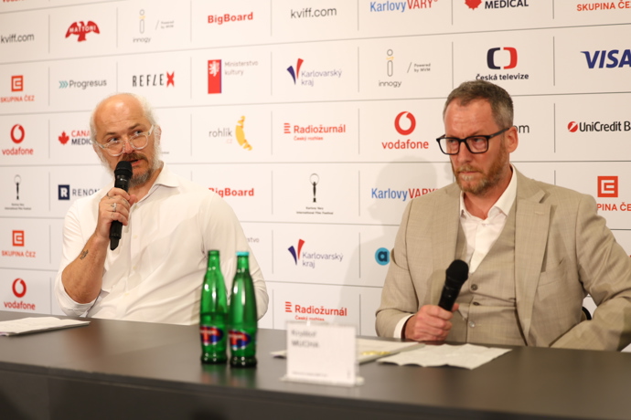 Kryštof Mucha a Karel Och během tiskové konference KVIFFu 2026. 