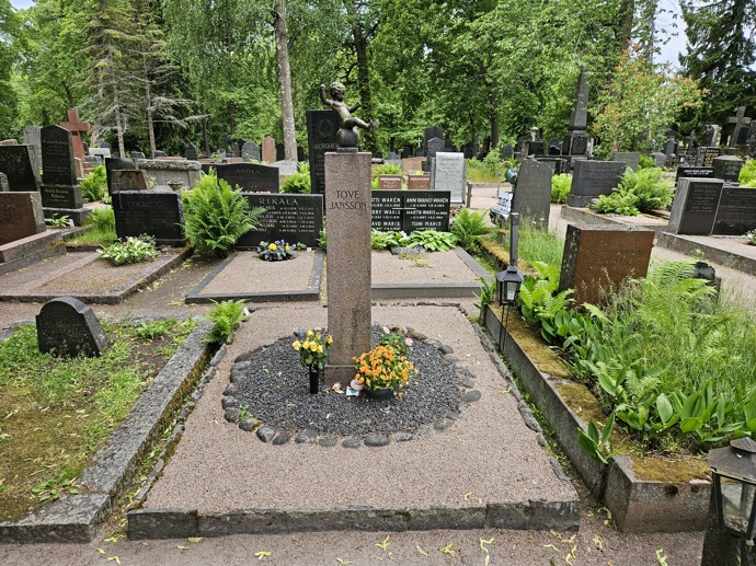 Hrob Tove Janssonové na hřbitově Hietaniemi v Helsinkách
