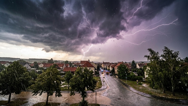 Na Česko udeří velmi silné bouřky. Hrozí ničivé krupobití, bleskové povodně i požáry