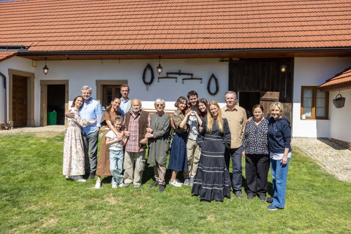 Na statku u Evžena se sejde celá rodina.