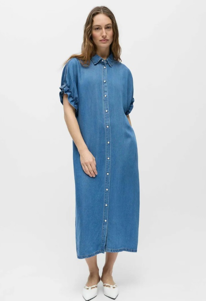 Denim i v létě? Proč ne. Vsaďte na tyto ikonické kousky a osvědčené kombinace