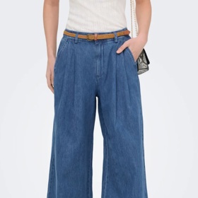 Denim i v létě? Proč ne. Vsaďte na tyto ikonické kousky a osvědčené kombinace Denim i v létě? Proč ne. Vsaďte na tyto ikonické kousky a osvědčené kombinace