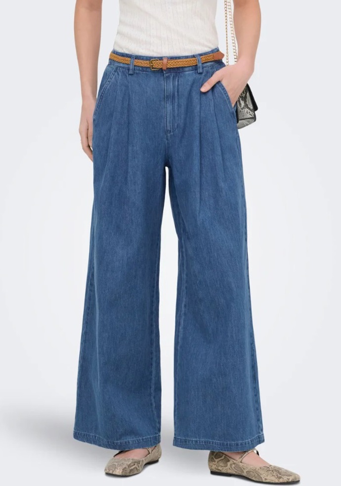 Denim i v létě? Proč ne. Vsaďte na tyto ikonické kousky a osvědčené kombinace