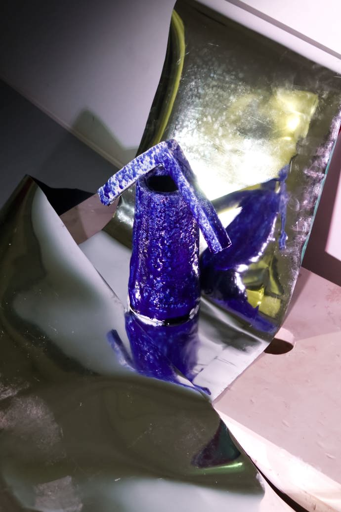 V peci se však oba materiály začnou chovat odlišně. Sklo se taví mnohem dříve, než porcelán získá svou pevnost. Začne se proto roztékat, obalovat keramickou hmotu a zároveň ji narušovat. 