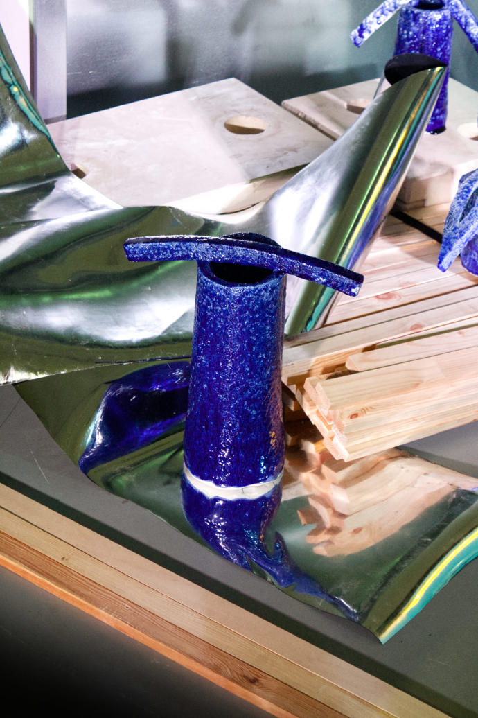 Tavené sklo při vysokých teplotách porcelán narušuje a vytváří v něm drobné trhliny. Ty ale následně samo zaplní a po ochlazení znovu spojí. 