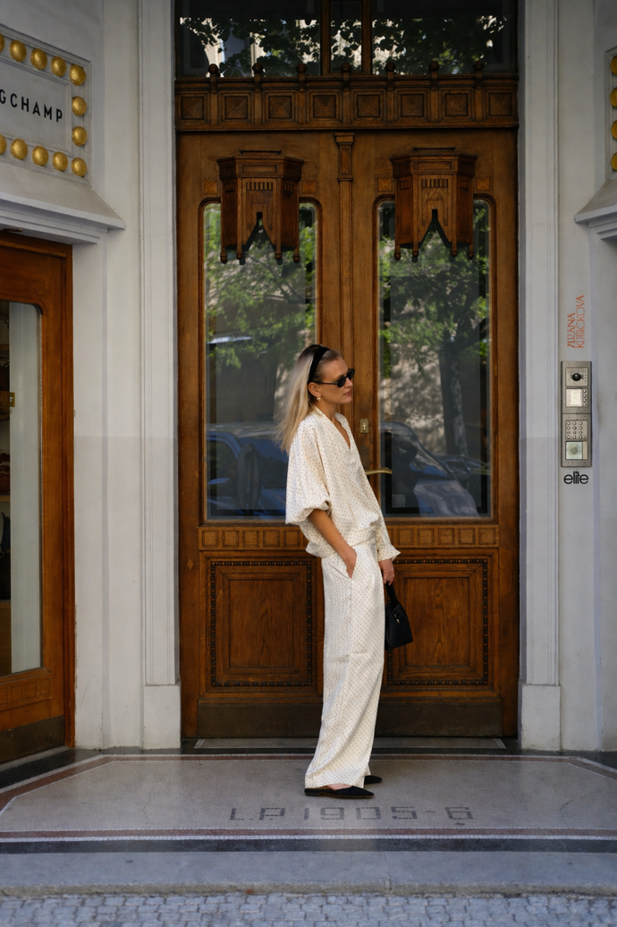 Do letních měsíců si Zuzana oblíbila all white outfity, zde oblékla komplet Lindex s jemnými puntíky