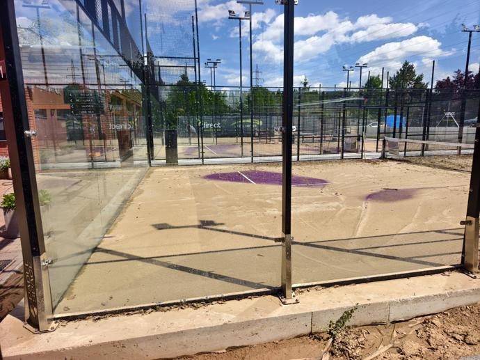 Místo luxusního sportoviště písečná duna.