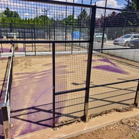 Nové kurty na padel spláchla blesková potopa, která na herním povrchu zanechala tlustou vrstvu bahna a písku.