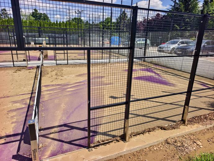 Nové kurty na padel spláchla blesková potopa, která na herním povrchu zanechala tlustou vrstvu bahna a písku.