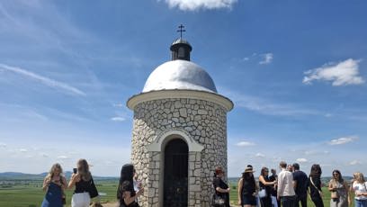 FOTO: Kaplička na Hradišťku, na vyvýšenině uprostřed vinic, nabízí romantický pohled do krajiny na vinice a je oblíbeným místem pro konání svateb.
