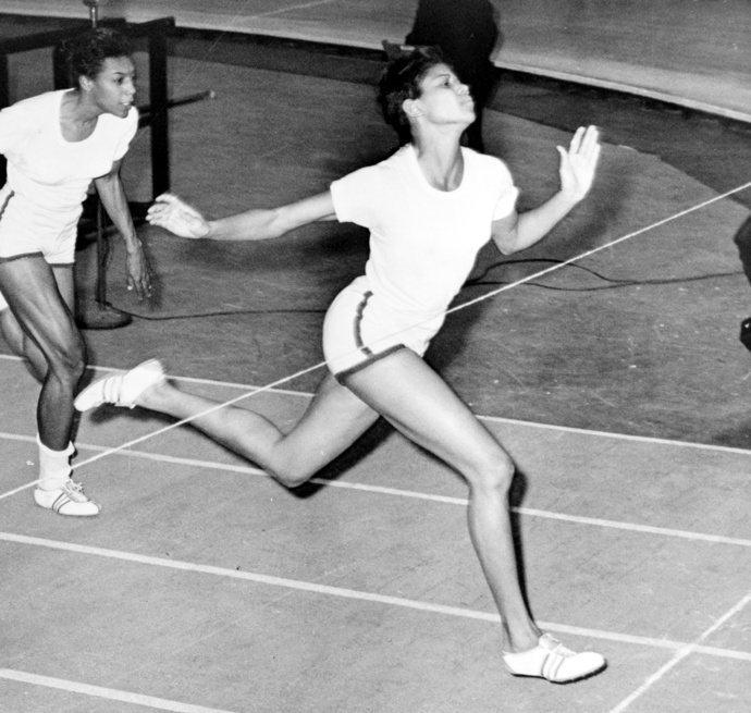 Wilma Rudolph se stala první americkou ženou v historii, která na jedněch hrách vybojovala tři zlaté medaile. Wilma Rudolph se stala první americkou ženou v historii, která na jedněch hrách vybojovala tři zlaté medaile.