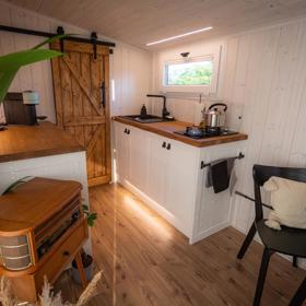 Sauna, gramofon, venkovní kuchyně i farmářské snídaně: Sabina s Petrem připravili pro hosty v Maringotce za humny místo pro snový odpočinek