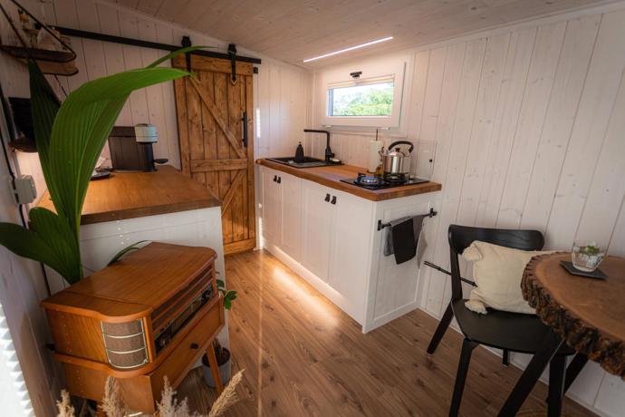 Sauna, gramofon, venkovní kuchyně i farmářské snídaně: Sabina s Petrem připravili pro hosty v Maringotce za humny místo pro snový odpočinek