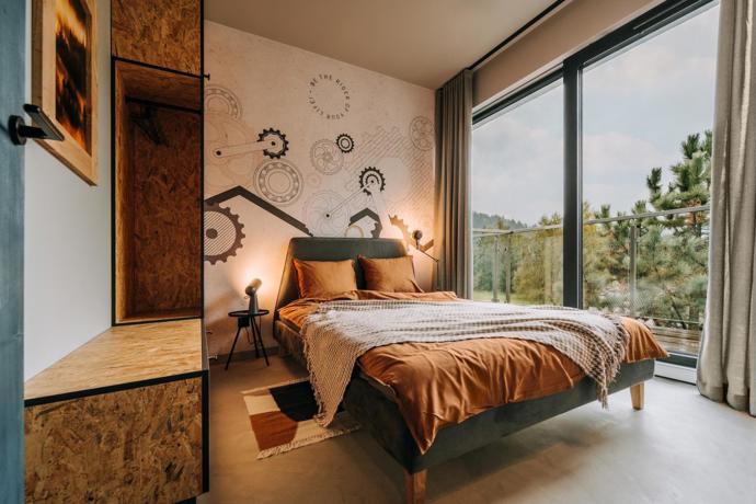 Žádné horské klišé. Apartmán ve Szczyrku sází na světlý interiér, klid a praktické detaily