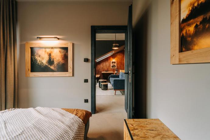 Žádné horské klišé. Apartmán ve Szczyrku sází na světlý interiér, klid a praktické detaily
