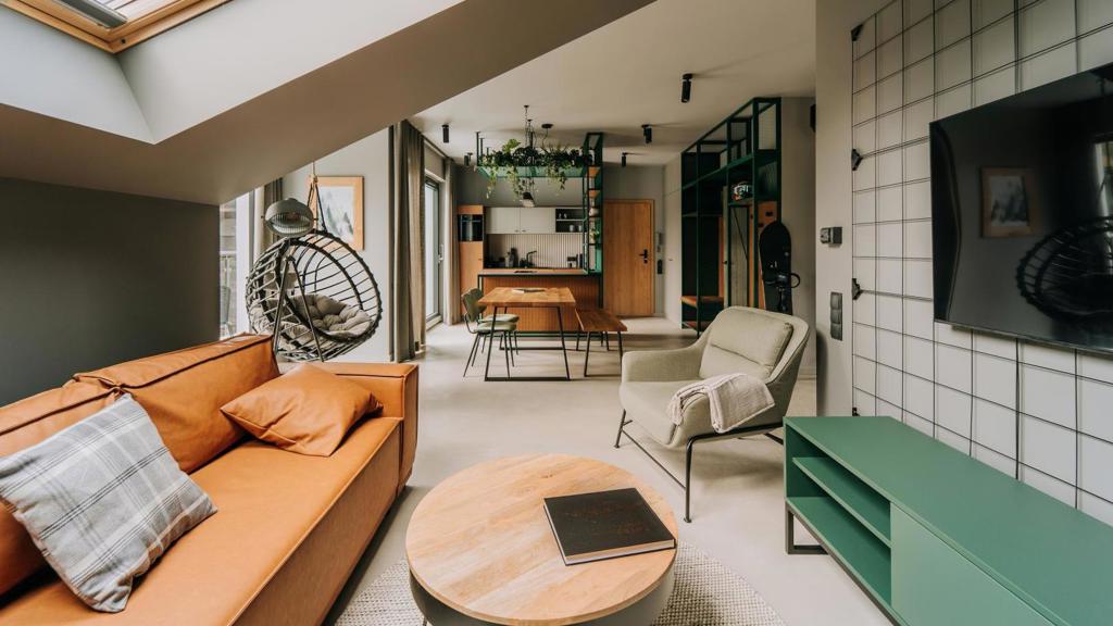 Moderní horský interiér: Světlý apartmán myslí na kola, lyže i odpočinek