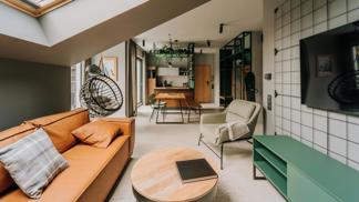 Žádné horské klišé. Apartmán ve Szczyrku sází na světlý interiér, klid a praktické detaily