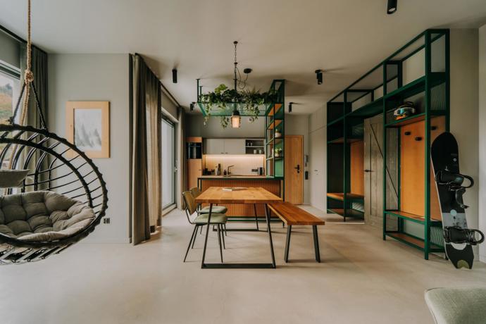 Žádné horské klišé. Apartmán ve Szczyrku sází na světlý interiér, klid a praktické detaily