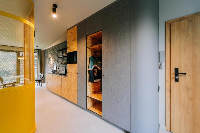 Žádné horské klišé. Apartmán ve Szczyrku sází na světlý interiér, klid a praktické detaily