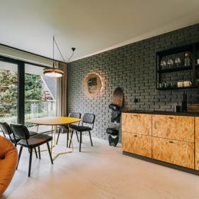 Žádné horské klišé. Apartmán ve Szczyrku sází na světlý interiér, klid a praktické detaily