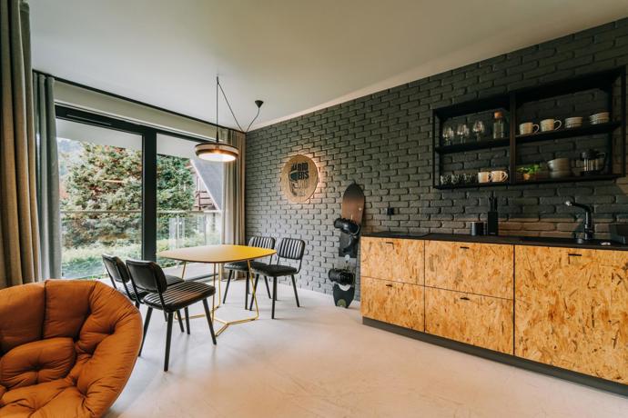 Žádné horské klišé. Apartmán ve Szczyrku sází na světlý interiér, klid a praktické detaily