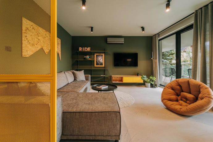 Žádné horské klišé. Apartmán ve Szczyrku sází na světlý interiér, klid a praktické detaily