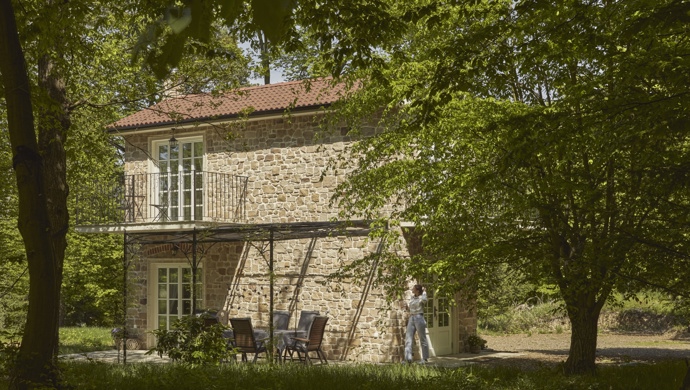Kousek od Prahy vznikl dům připomínající francouzský venkov. Sází na kámen, dřevo a jednoduchost Kousek od Prahy vznikl dům připomínající francouzský venkov. Sází na kámen, dřevo a jednoduchost
