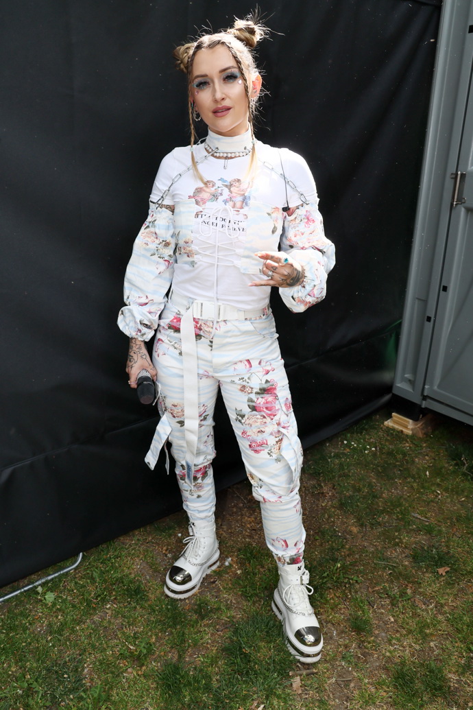 Double buny si nechala na hlavě vytvořit i u tohoto futuristického outfitu. 