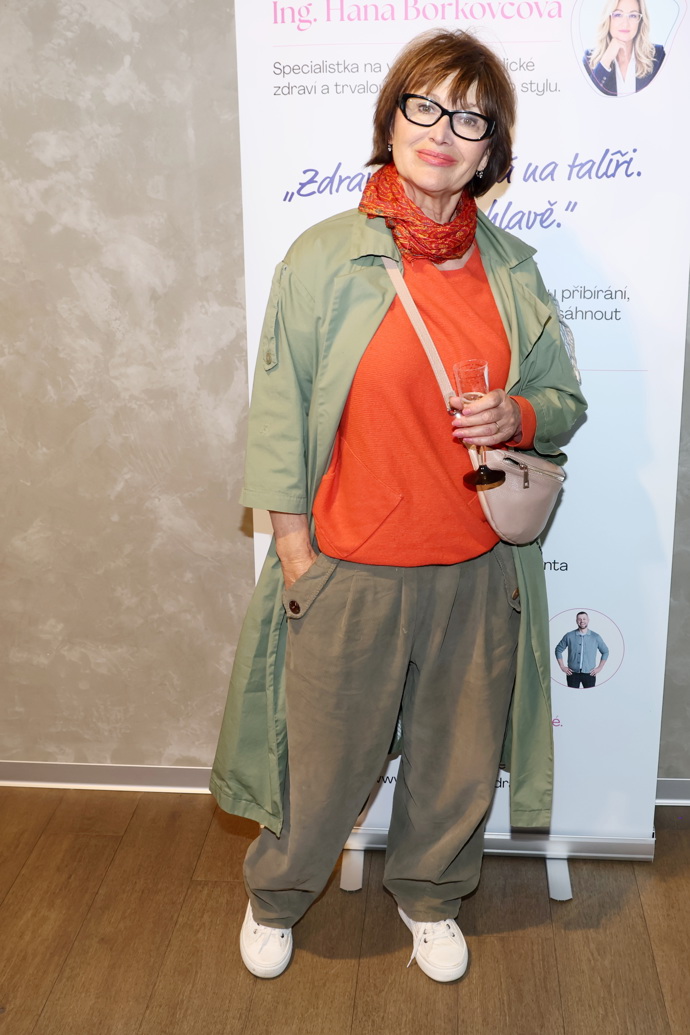 Zpěvačka a herečka zvolila look, který je svěží, uvolněný a kombinuje několik trendy prvků.