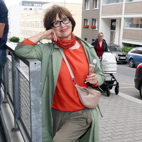 Petra Černocká ukázala, jak můžete do outfitu nenásilně zařadit výraznou barvu, jakou je třeba právě oranžová.