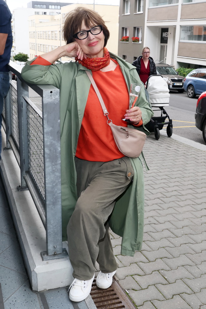 Petra Černocká ukázala, jak můžete do outfitu nenásilně zařadit výraznou barvu, jakou je třeba právě oranžová.