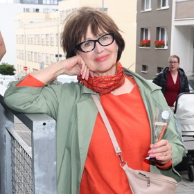 Petra Černocká se energických odstínů nebojí ani po pětasedmdesátce.