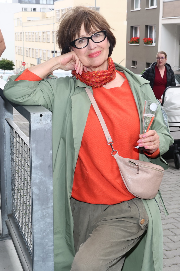 Petra Černocká se energických odstínů nebojí ani po pětasedmdesátce.