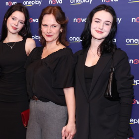 Naopak. Za čtvrt století se stihla dvakrát provdat a přivést na svět tři děti - dvě dcery (na snímku) a jednoho syna.
